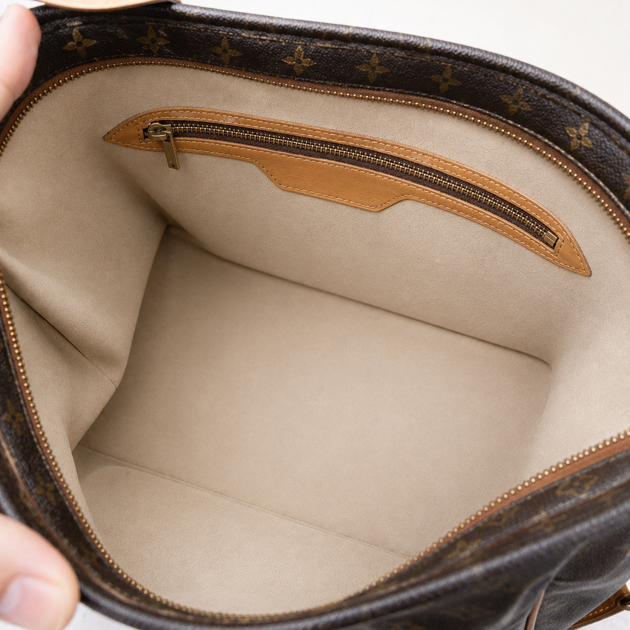 内装を新しい素材へ張り替えた中古ブランドバッグ